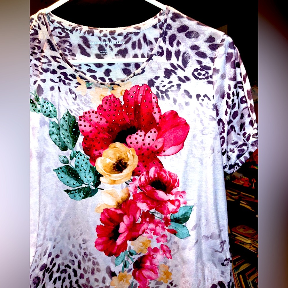 animal print blouse nwot Med to Large flowers